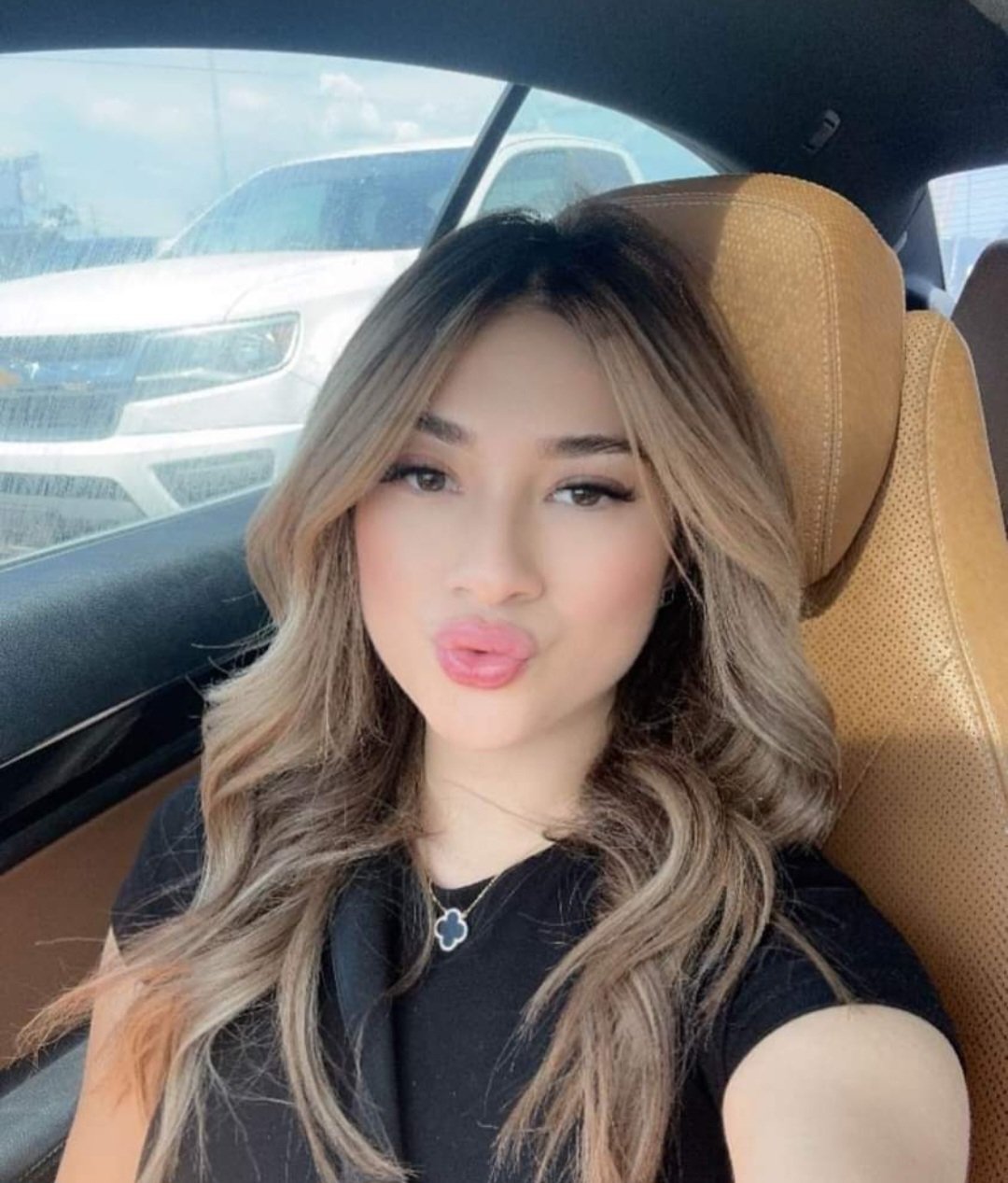 Random FB dating hoes. #TFGS1LBg