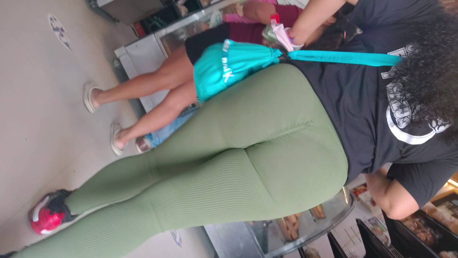 Mujer mayor con licra marcada #QogNziD4